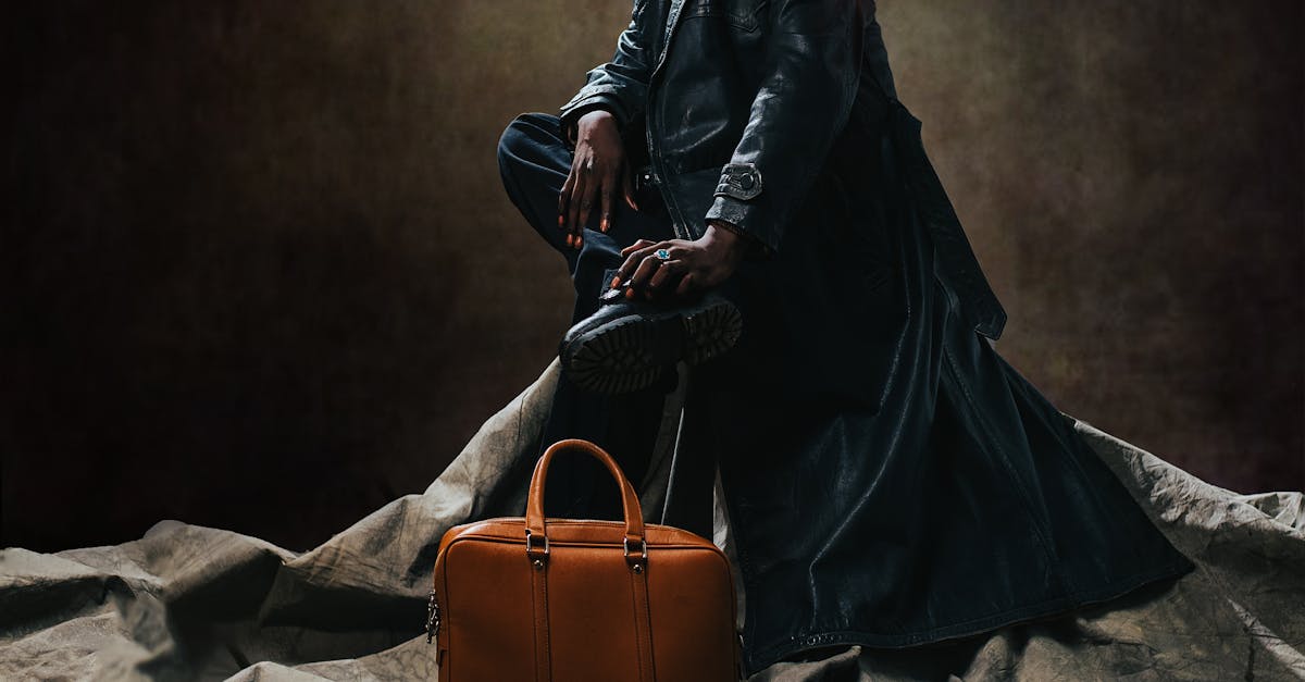 What is the best filling for a leather pouf?